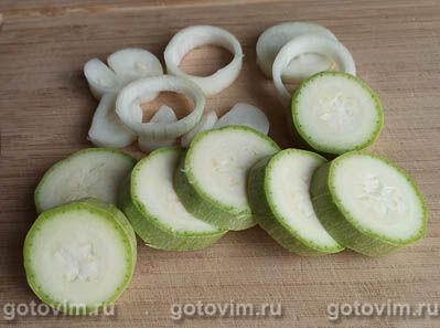 Вареные свиные пятачки, обжаренные с цукини и луком