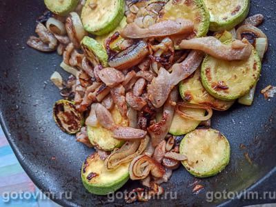Вареные свиные пятачки, обжаренные с цукини и луком