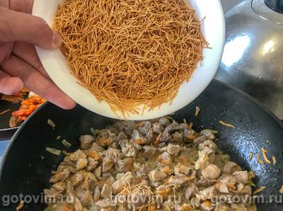 Жареные макароны с мясом